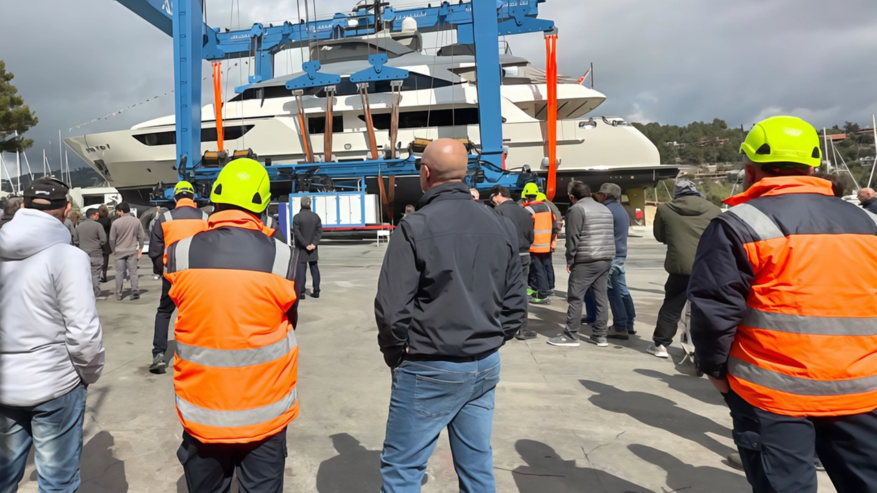 Un momento dell’inaugurazione, avvenuta ieri, del travel lift di proprietà della Nautica di Cala Galera per 570 tonnellate: può sollevare imbarcazioni fino a 50 metri di lunghezza