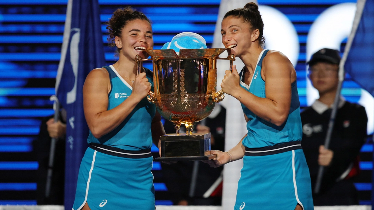 Jasmine Paolini e Sara Errani festeggiano la vittoria a Pechino Jasmine Paolini e Sara Errani festeggiano la vittoria a Pechino