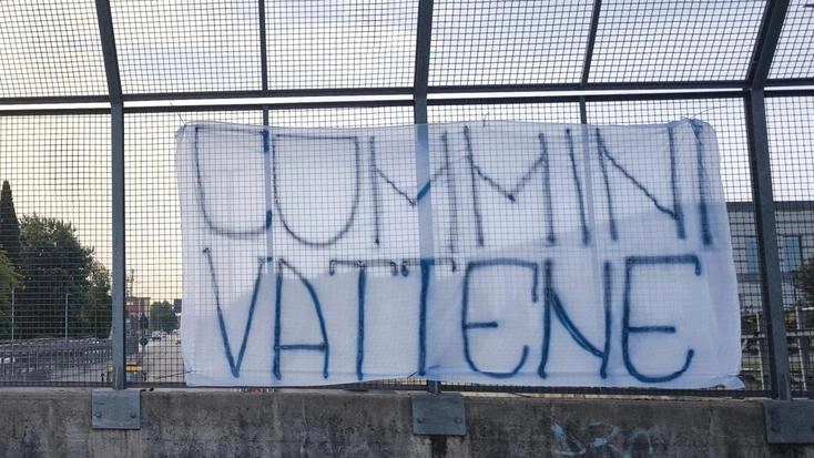 Da Ponte Datini al Castello dell’Imperatore, città tappezzata di slogan (poi rimossi): "Pazienza finita, vattene" Da Ponte Datini al Castello dell’Imperatore, città tappezzata di slogan (poi rimossi): "Pazienza finita, vattene"