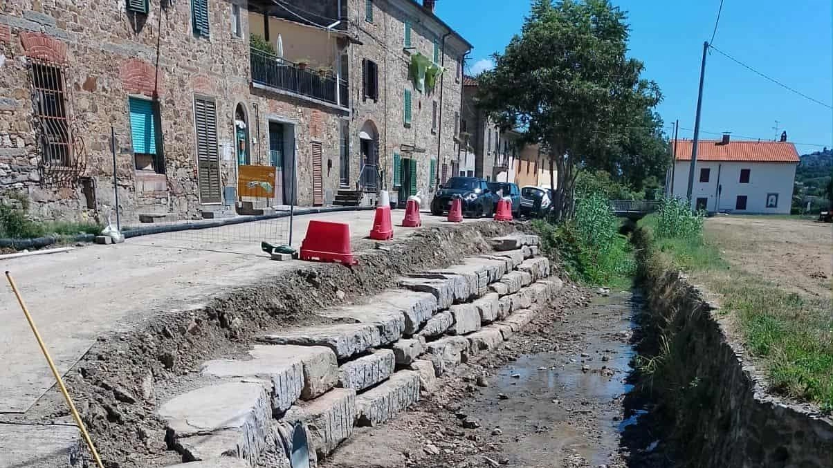 Via di Lucciano è chiusa dal novembre del 2023 dopo l’alluvione che colpì la piana pistoiese e non solo Via di Lucciano è chiusa dal novembre del 2023 dopo l’alluvione che colpì la piana pistoiese e non solo
