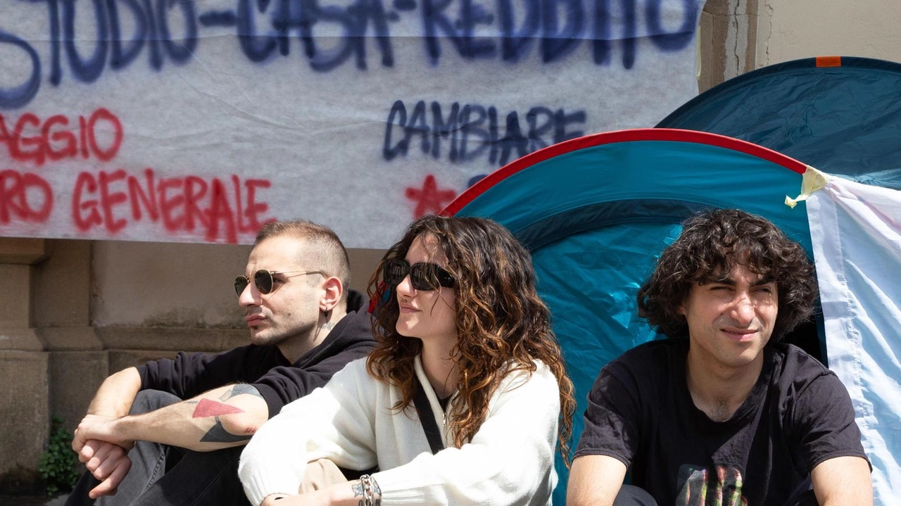 "È allarme rosso per il diritto allo studio". Alle 9 di mattina di venerdì 4 Aprile in piazza dei Cavalieri...