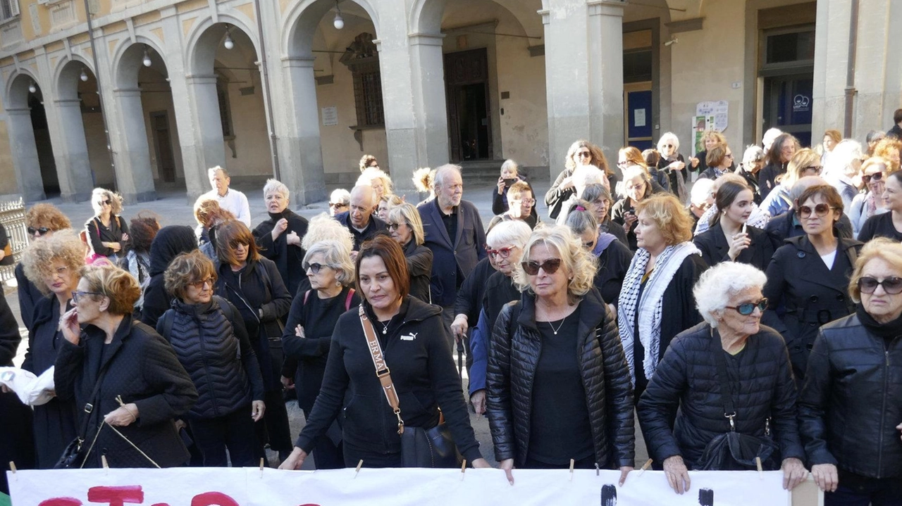 Un momento della manifestazione di ieri pomeriggio delle ’Donne in nero’ Un momento della manifestazione di ieri pomeriggio delle ’Donne in nero’