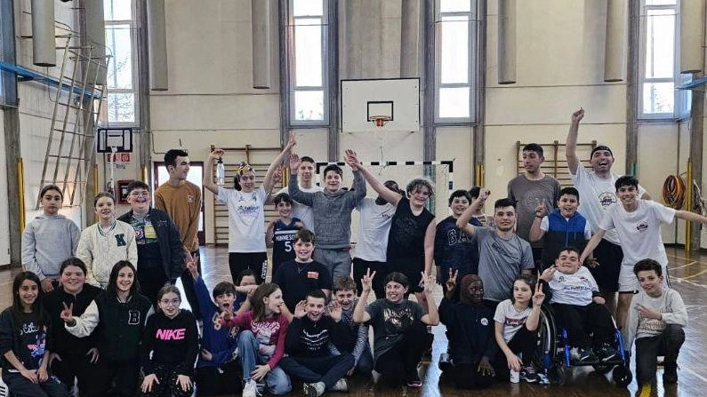 Gli studenti della scuola. di Piteccio con la formazione del Baskin Pistoia Gli studenti della scuola. di Piteccio con la formazione del Baskin Pistoia