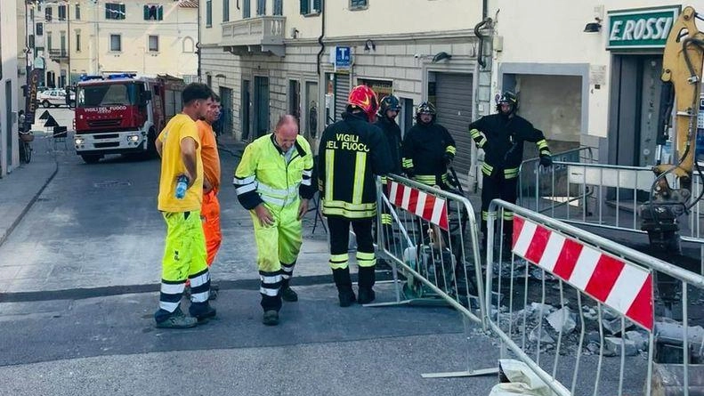 La riapertura prevista lunedì, salvo complicazioni. Bufera social per i disagi