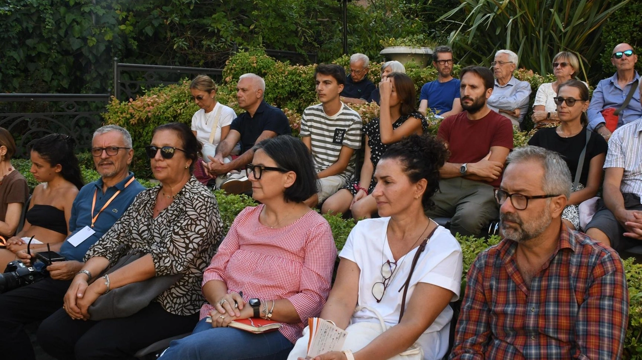 Il folto pubblico che ogni anno anima il festival Con-Vivere. La kermesse giunta alla. ventesima edizione quest’anno si terrà dall’11 al 14 settembre Il folto pubblico che ogni anno anima il festival Con-Vivere. La kermesse giunta alla. ventesima edizione quest’anno si terrà dall’11 al 14 settembre