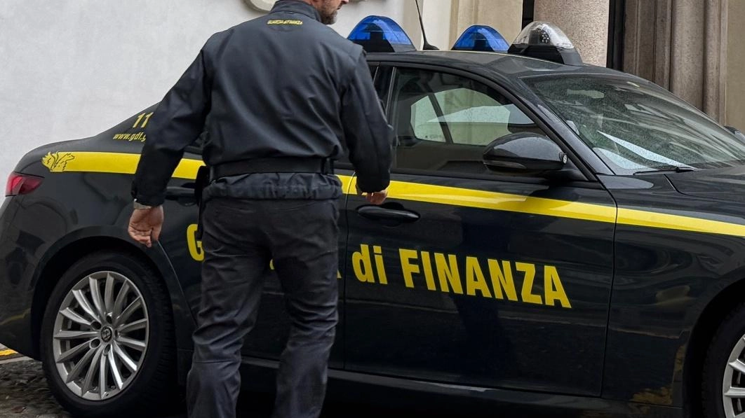 Sono stati arrestati a Fiumicino dalla Guardia di Finanza: i due farebbero parte di una presunta associazione per delinquere con base a Perugia. Sono stati arrestati a Fiumicino dalla Guardia di Finanza: i due farebbero parte di una presunta associazione per delinquere con base a Perugia.