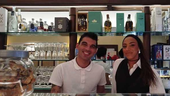 Nella foto superiore i membri dello staff del Caffè dell’Ussero, nella foto sottostante il personale del Royal Hotel Victoria Nella foto superiore i membri dello staff del Caffè dell’Ussero, nella foto sottostante il personale del Royal Hotel Victoria