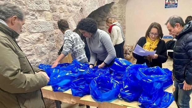 La preparazione dei pacchi dono nella sede del circolo ’Arnaldo Fortini’ La preparazione dei pacchi dono nella sede del circolo ’Arnaldo Fortini’