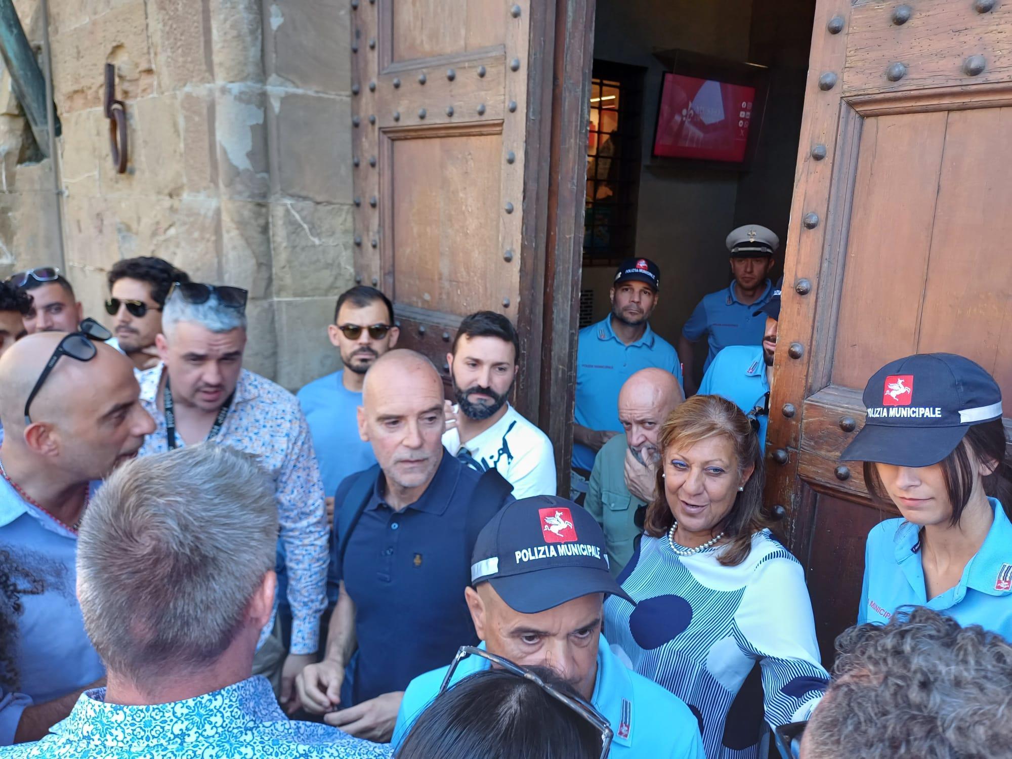 La rivolta di caddy e risciò. Piazza della Signoria occupata: "No alla stretta del Comune" La rivolta di caddy e risciò. Piazza della Signoria occupata: "No alla stretta del Comune"