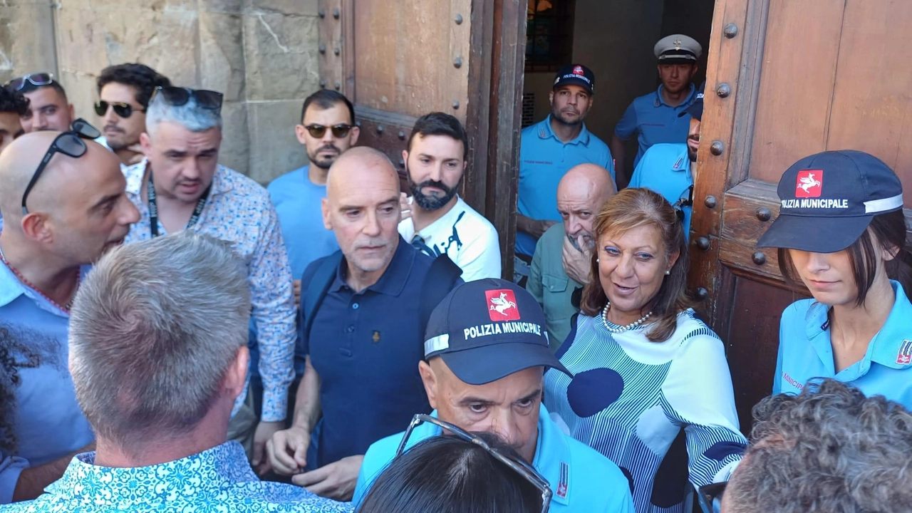 Tensione davanti all’ingresso di Palazzo Vecchio, con il comandante. e la dirigente della Municipale, Passaretti e Bencini, a. mediare Tensione davanti all’ingresso di Palazzo Vecchio, con il comandante. e la dirigente della Municipale, Passaretti e Bencini, a. mediare