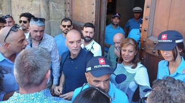 La rivolta di caddy e risciò. Piazza della Signoria occupata: "No alla stretta del Comune"