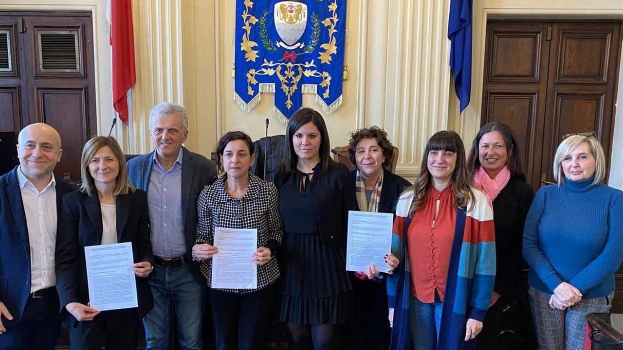 La firma dell’intesa per la nascita del Siil, il servizio integrato inclusione e lavoro, ieri mattina con i sindaci del territorio La firma dell’intesa per la nascita del Siil, il servizio integrato inclusione e lavoro, ieri mattina con i sindaci del territorio