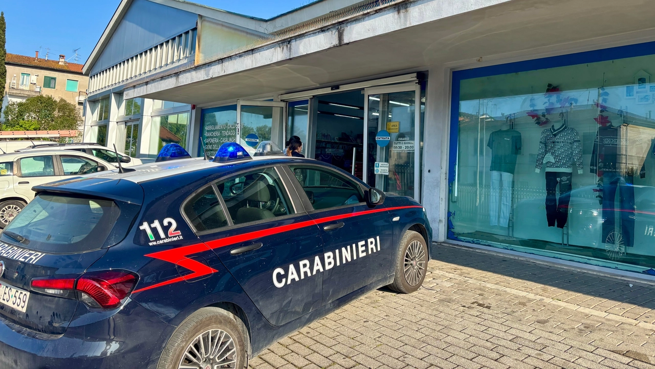 Gli ingenti danni all’ingresso del negozio Tian Tian Mai che si affaccia sulla Tosco Romagnola (foto Bongianni per Germogli)
