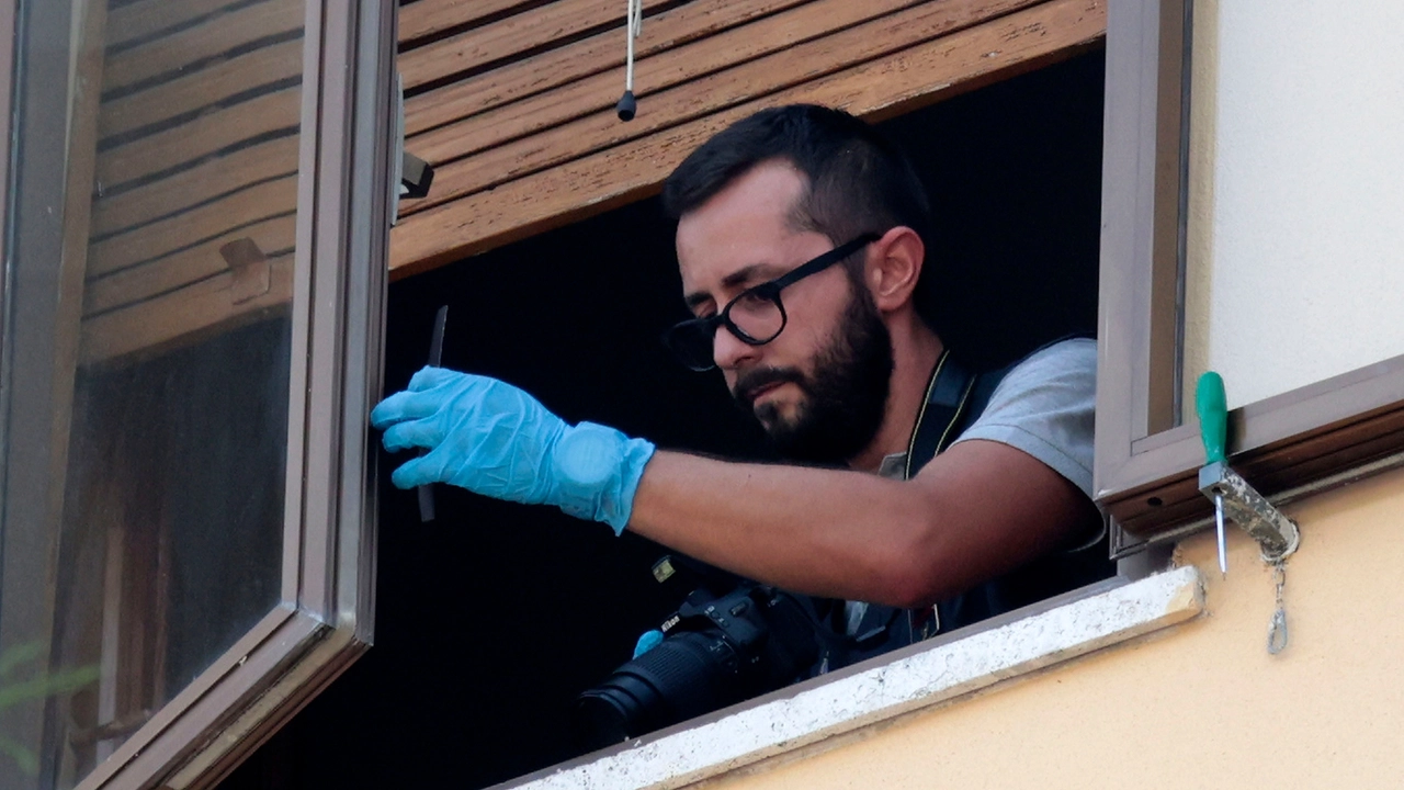 I rilievi degli investigatori sulla finestra da cui sarebbe caduta