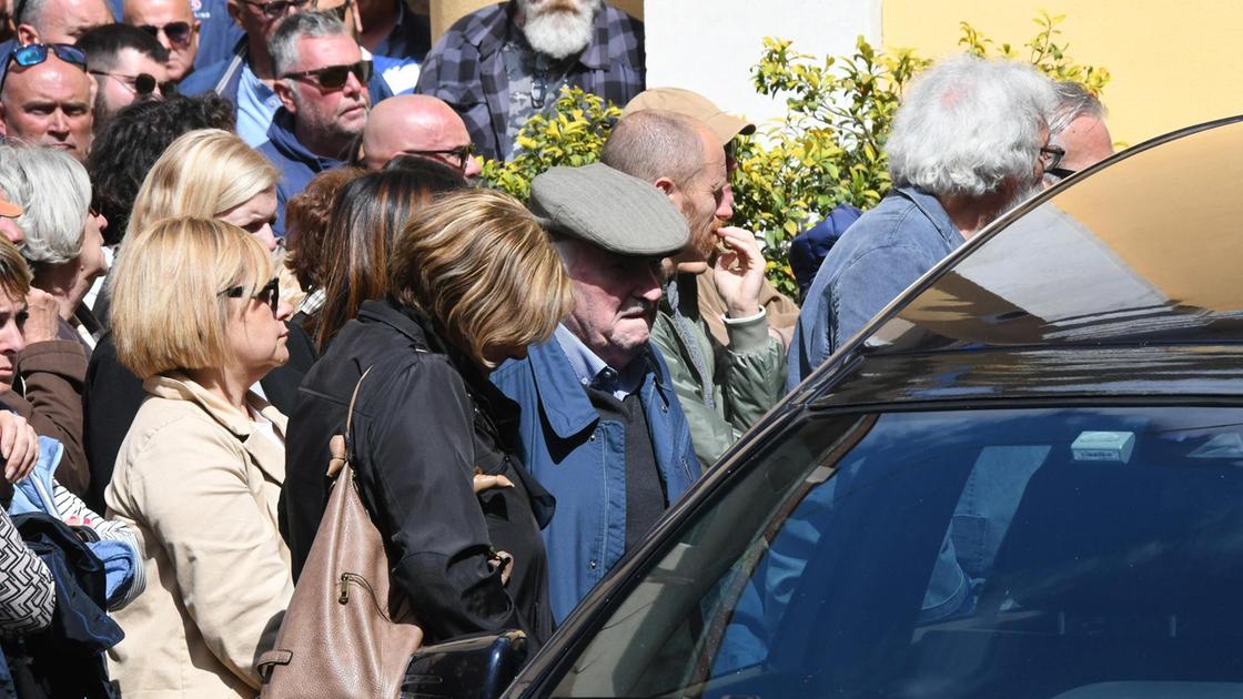 Da Miseglia l’addio a Paolo. La bara accompagnata dalle note di Bella ciao Da Miseglia l’addio a Paolo. La bara accompagnata dalle note di Bella ciao