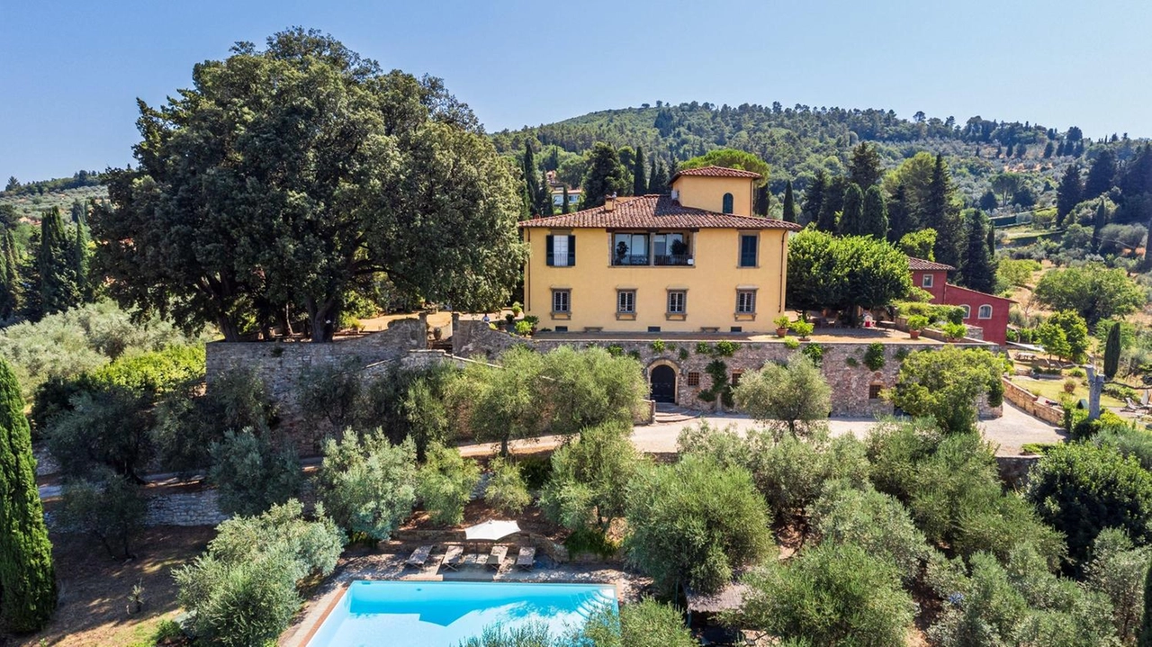 La residenza quattrocentesca sulla collina di Rimaggio si estende su 1.200 metri quadri per 25 vani . La residenza quattrocentesca sulla collina di Rimaggio si estende su 1.200 metri quadri per 25 vani .