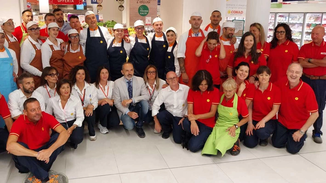 La squadra al completo del Conad di via Simon Musico a Massa La squadra al completo del Conad di via Simon Musico a Massa