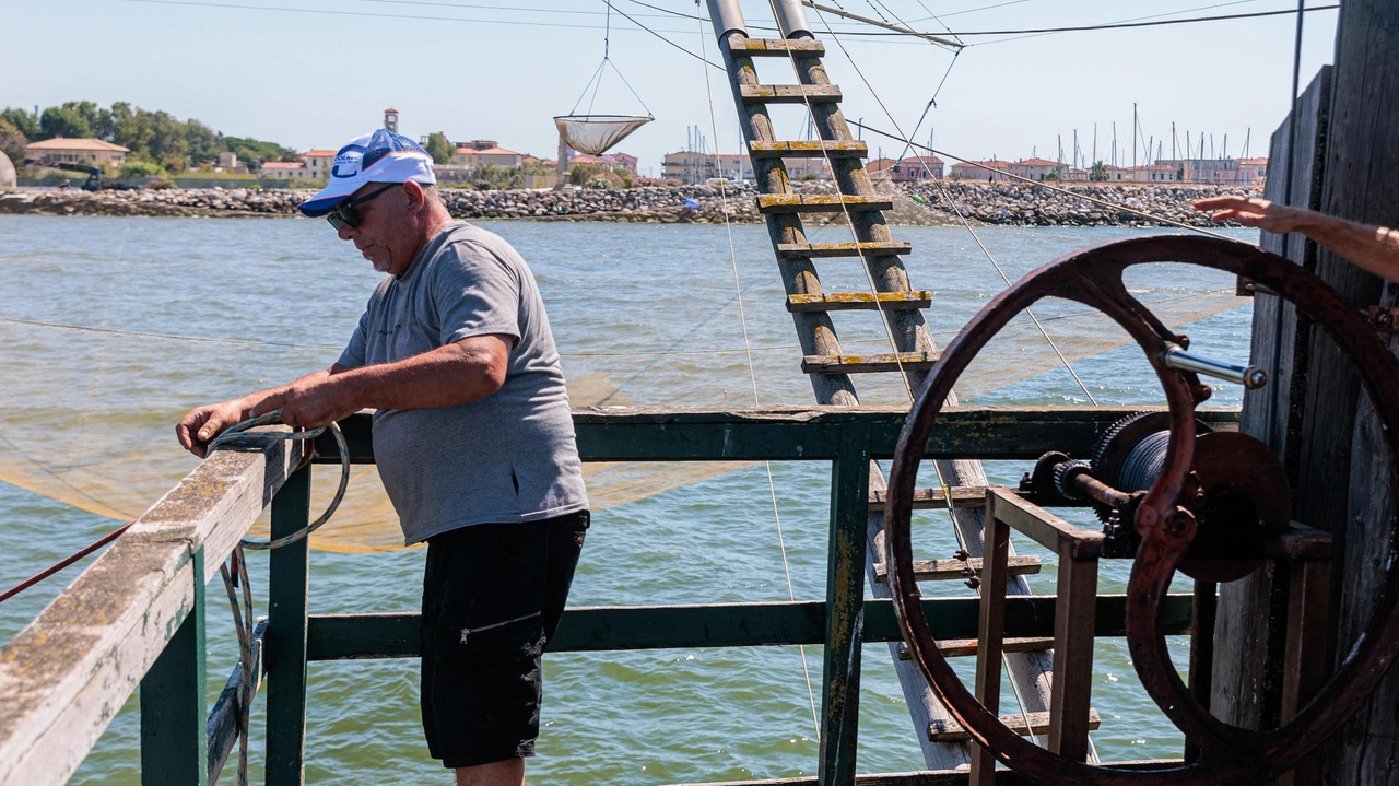 Un viaggio sul retone di Nicola Ghimenti, l’ultimo dei ’monumenti marinesi’. Il pescatore: "La posizione ha salvato questo avamposto dalle mareggiate".