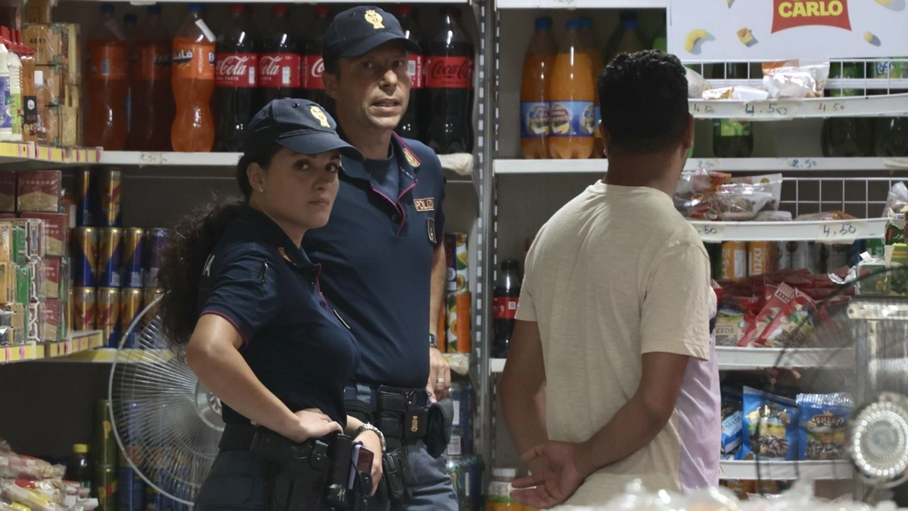 Un controllo della polizia all’interno di un negozio etnico che vende generi alimentari. Alcuni Comuni hanno imposto lo stop alle 21 Un controllo della polizia all’interno di un negozio etnico che vende generi alimentari. Alcuni Comuni hanno imposto lo stop alle 21