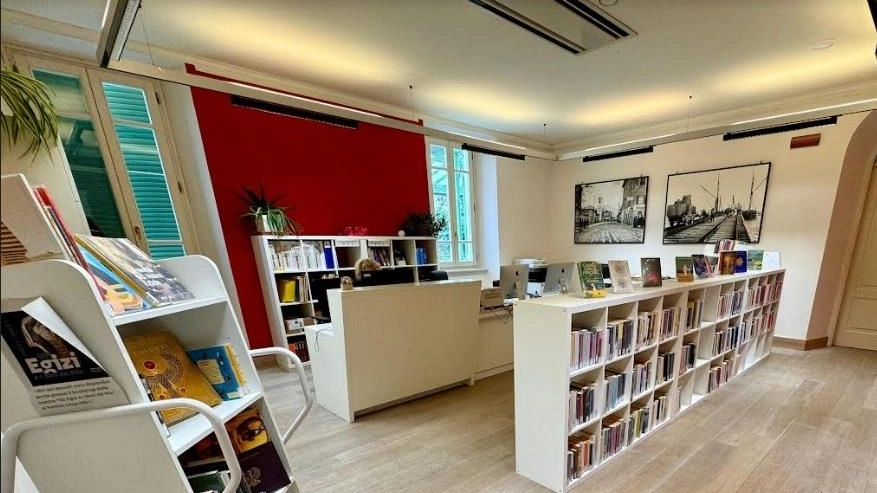 Oggi alle 9 riaprirà al pubblico la Biblioteca Comunale nella rinnovata sede di Villa Bertelli. In questa nuova... Oggi alle 9 riaprirà al pubblico la Biblioteca Comunale nella rinnovata sede di Villa Bertelli. In questa nuova...