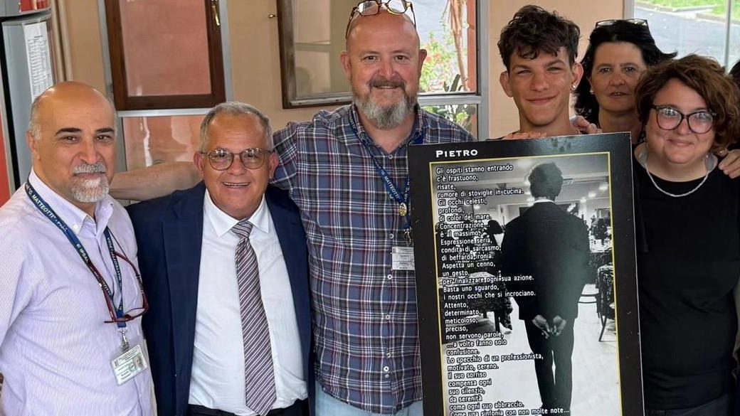 Pietro al centro con la poesia a lui dedicata, il preside e i docenti del Matteotti Pietro al centro con la poesia a lui dedicata, il preside e i docenti del Matteotti
