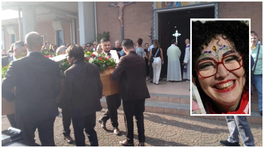 Un momento dei funerali della donna, molto conosciuta negli ambienti del Carnevale Un momento dei funerali della donna, molto conosciuta negli ambienti del Carnevale