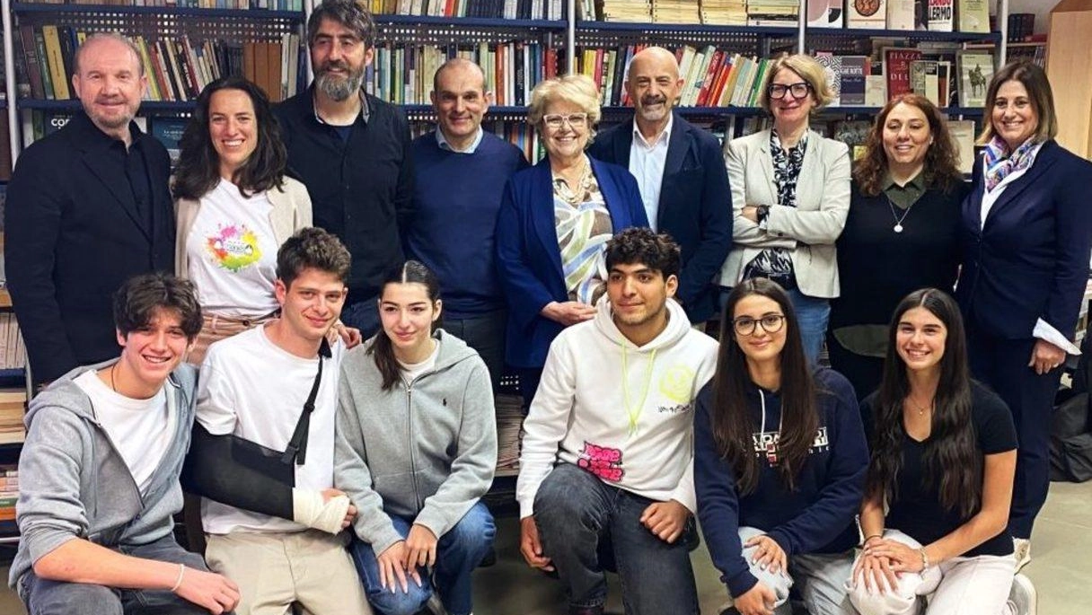 Al centro Diana Toccafondi, con alcune delle persone coinvolte nel progetto Prato Comunità educante Al centro Diana Toccafondi, con alcune delle persone coinvolte nel progetto Prato Comunità educante