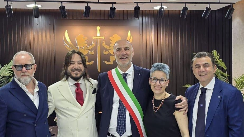 Il primo atelier griffato dallo stilista altopascese Luca Piattelli a Dubai si trova nella Regent Tower della Business Bay Il primo atelier griffato dallo stilista altopascese Luca Piattelli a Dubai si trova nella Regent Tower della Business Bay