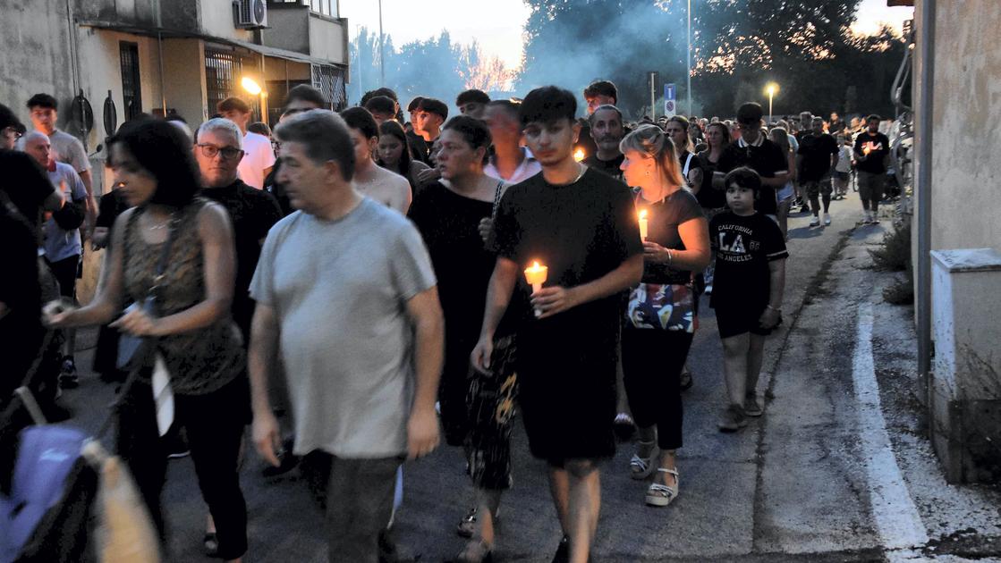Fiaccolata al Varignano. Un corteo silenzioso per Anthony e Aimen Fiaccolata al Varignano. Un corteo silenzioso per Anthony e Aimen