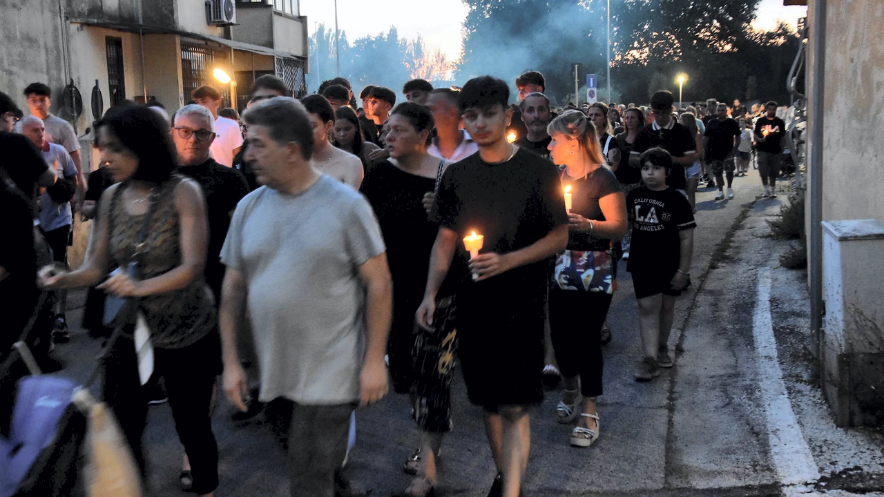 I ragazzi del Varignano hanno dato vita a una fiaccolata silenziosa per le strade del quartiere: per ricordare Anthony e fare coraggio ad Aimen che ancora lotta per la vita I ragazzi del Varignano hanno dato vita a una fiaccolata silenziosa per le strade del quartiere: per ricordare Anthony e fare coraggio ad Aimen che ancora lotta per la vita