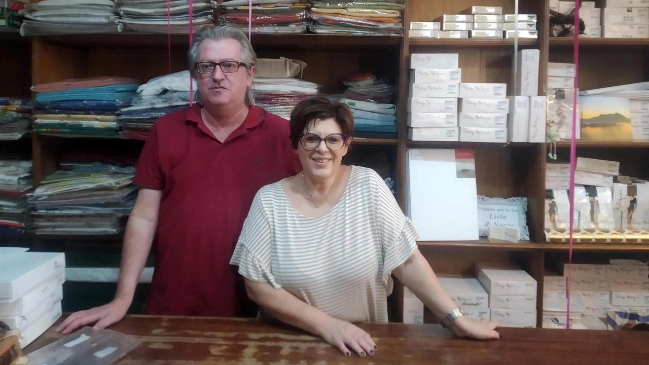 Bottega storica affacciata sui portici di via Veneto, per tre generazioni ha servito le famiglie spezzine "Impossibile rimanere aperti. Il mercato e le abitudini sono cambiate, è il momento giusto per fermarsi".