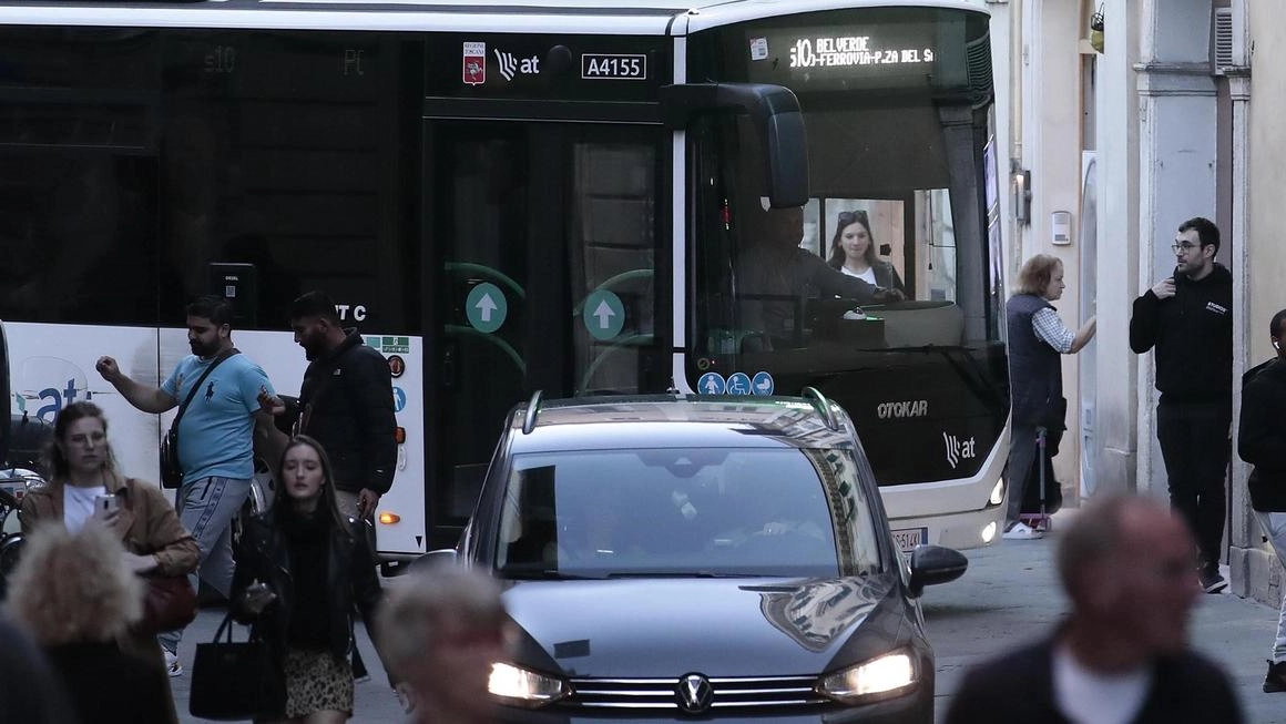Un punto sempre pericoloso: gli autobus che da via Garibaldi si immettono nel tratto decisamente troppo stretto, per mezzi di 12 metri, di via Camollia Un punto sempre pericoloso: gli autobus che da via Garibaldi si immettono nel tratto decisamente troppo stretto, per mezzi di 12 metri, di via Camollia