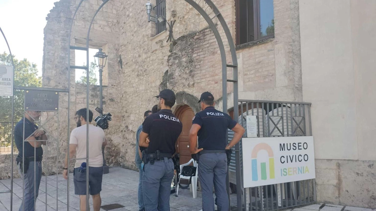 Spariti esemplari della preziosa lavorazione a 'tombolo' Spariti esemplari della preziosa lavorazione a 'tombolo'