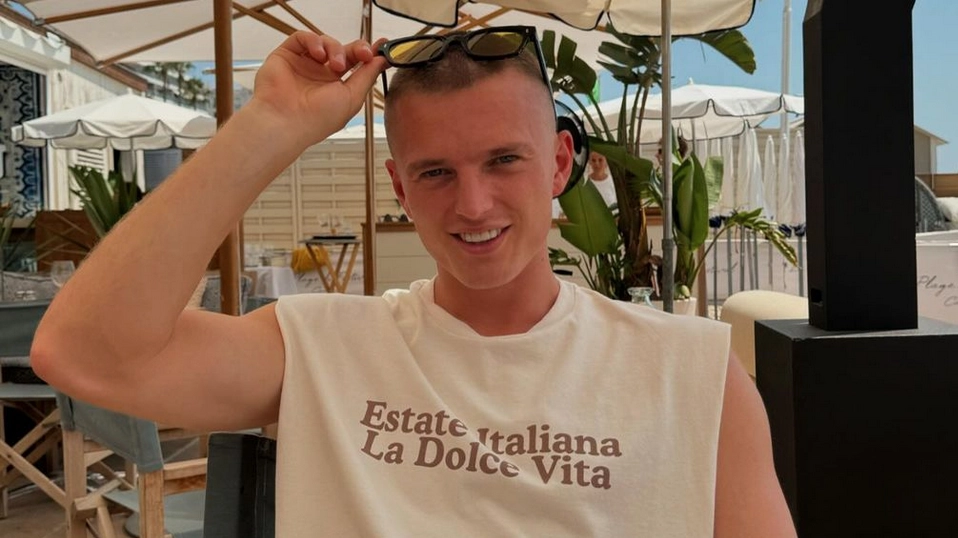 Albert Gudmundsson ha fatto sapere al Genoa di volere la Fiorentina (foto social) Albert Gudmundsson ha fatto sapere al Genoa di volere la Fiorentina (foto social)
