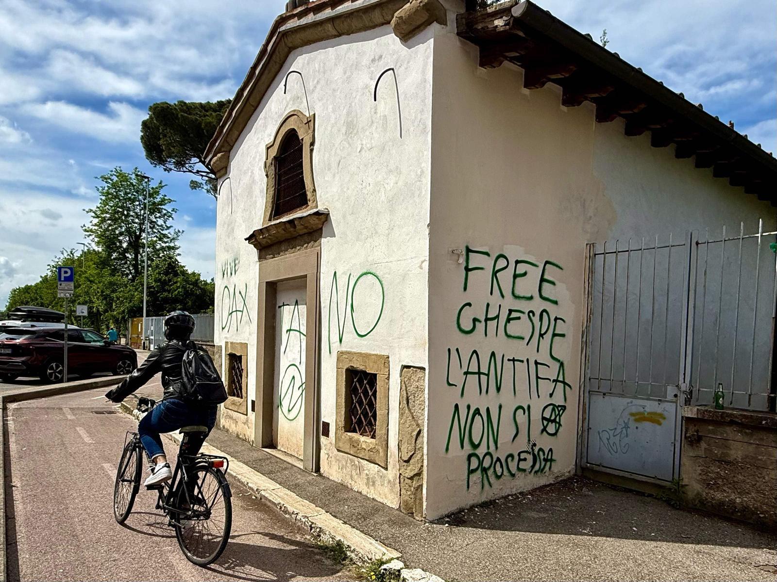 Sfregio bis all’antica cappellina. Ancora slogan politici sulle mura . Affronto agli Angeli del Bello Sfregio bis all’antica cappellina. Ancora slogan politici sulle mura . Affronto agli Angeli del Bello
