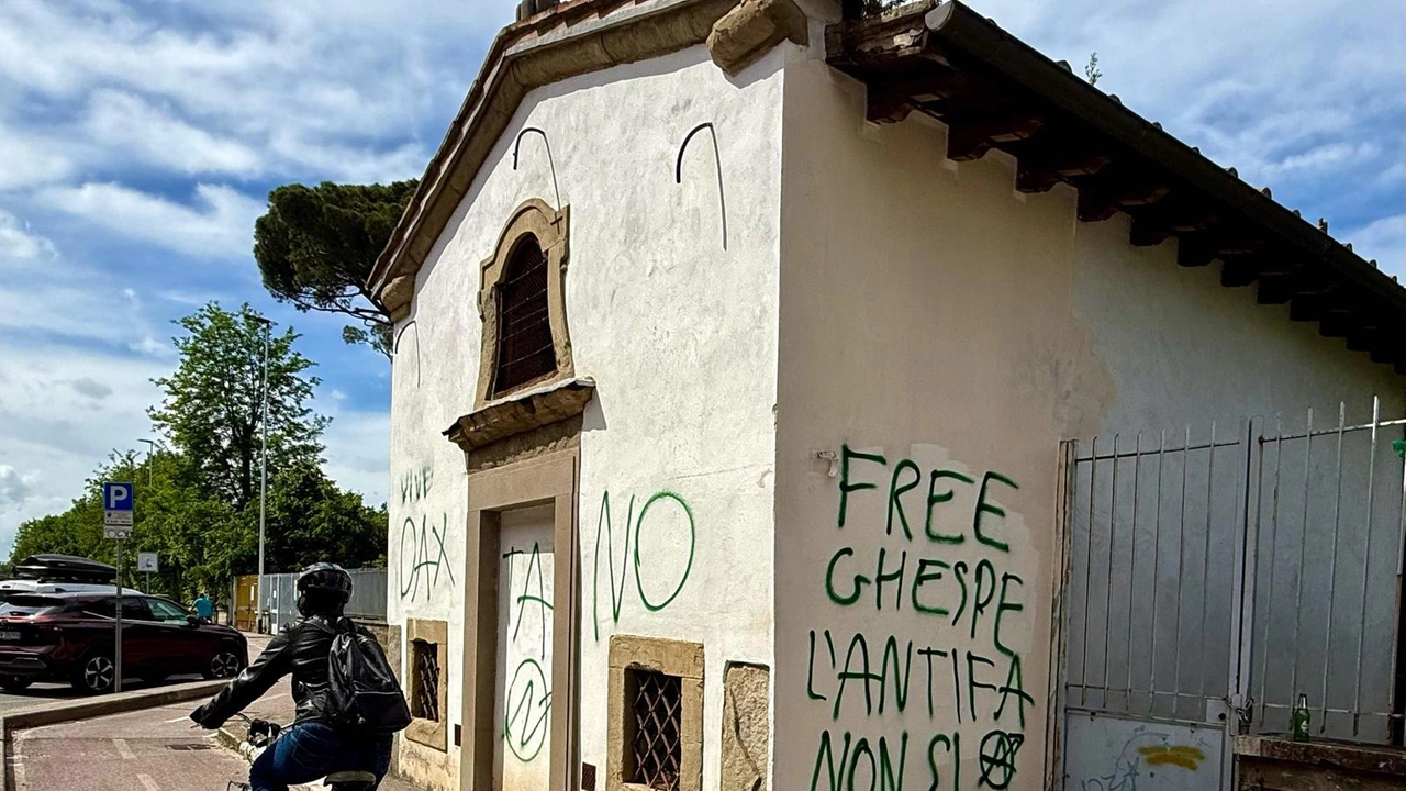 Neanche un mese fa i volontari dell’associazione avevano ripulito l’edificio di via Villamagna. Nella notte bombolette spray contro il luogo simbolo della devozione della Gavinana rurale. . Neanche un mese fa i volontari dell’associazione avevano ripulito l’edificio di via Villamagna. Nella notte bombolette spray contro il luogo simbolo della devozione della Gavinana rurale. .