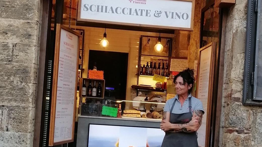 Nuova bottega del «Vinaino alla fiorentina» con la commessa Barbara Grella che, nei giorni liberi la trovi volontaria alla Misericordia Nuova bottega del «Vinaino alla fiorentina» con la commessa Barbara Grella che, nei giorni liberi la trovi volontaria alla Misericordia