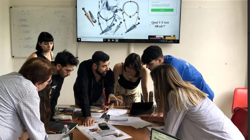 Studenti del master in “Storia, Design e Marketing del Gioiello”, nato dall’accordo tra università e imprese del comparto orafo aretino Studenti del master in “Storia, Design e Marketing del Gioiello”, nato dall’accordo tra università e imprese del comparto orafo aretino