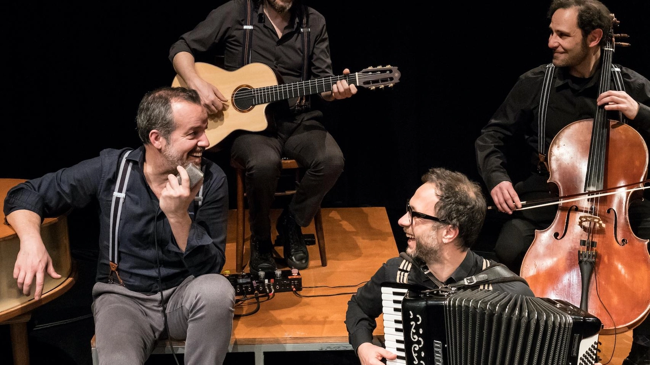 Stasera in scena lo spettacolo di e con Mario Perrotta, autore e regista teatrale Stasera in scena lo spettacolo di e con Mario Perrotta, autore e regista teatrale