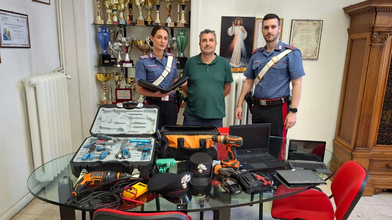 Maxifurto nella scuola, ma il ladro lascia sul posto il cellulare: è un ex studente