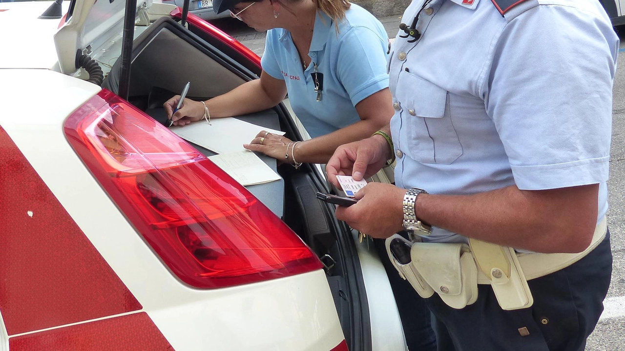 Stretta della polizia municipale contro gli schiamazzi notturni Stretta della polizia municipale contro gli schiamazzi notturni