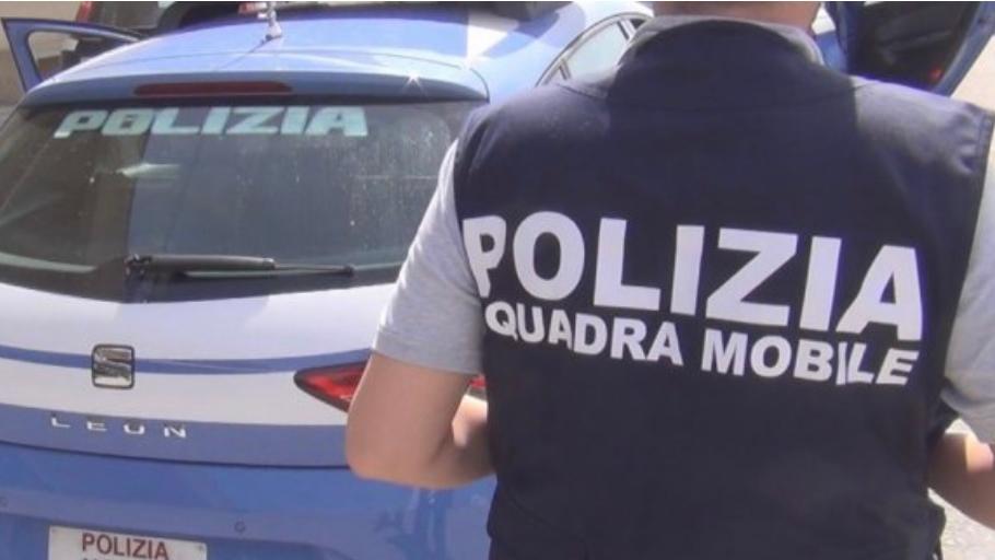 https://www.lanazione.it/image-service/view/acePublic/alias/contentid/M2NlMTQ3YWQtNGI2YS00/0/squadra-mobile.jpeg?f=16:9&w=1200&h=630