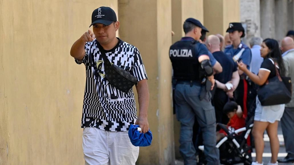 I pm hanno incaricato il genetista Ricci per esami biologici sull’orsetto di stoffa della piccola e su straccio e secchio trovati in una stanza. La mamma intanto prepara il ritorno nell’albergo. I pm hanno incaricato il genetista Ricci per esami biologici sull’orsetto di stoffa della piccola e su straccio e secchio trovati in una stanza. La mamma intanto prepara il ritorno nell’albergo.