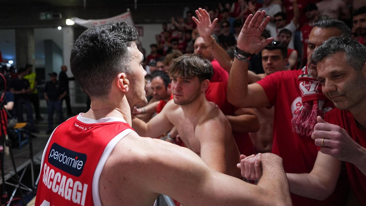 Estra Pistoia saluta la Serie A con una sconfitta contro UNAHOTELS Reggio Emilia, chiudendo all'ultimo posto. Estra Pistoia saluta la Serie A con una sconfitta contro UNAHOTELS Reggio Emilia, chiudendo all'ultimo posto.