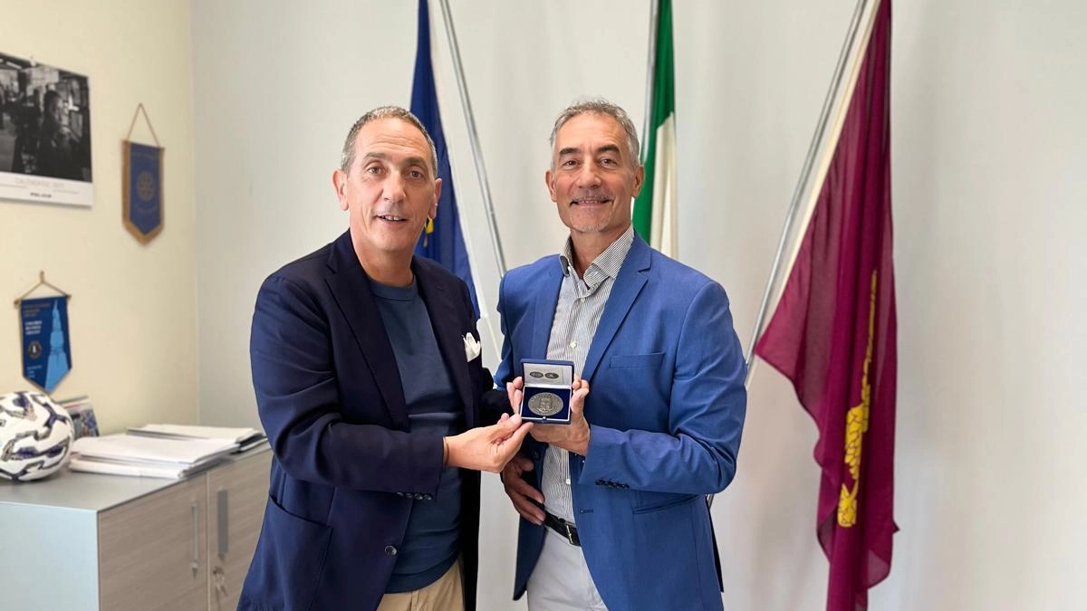 TERNI Dopo oltre 41 anni anni di servizio, il commissario capo Roberto Paterni lascia la polizia di Stato:... TERNI Dopo oltre 41 anni anni di servizio, il commissario capo Roberto Paterni lascia la polizia di Stato:...