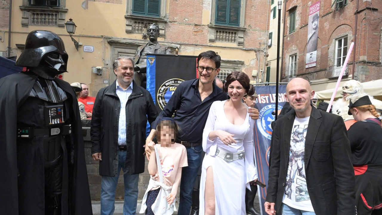 Star Wars Day, grande folla in centro per la spettacolare parata in costume