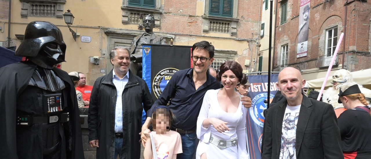 Star Wars Day, grande folla in centro per la spettacolare parata in costume