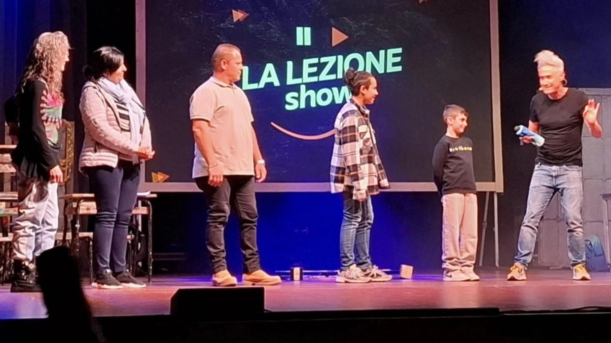 Vincenzo Schettini, una laurea in fisica, docente alle superiori ha postato il suo primo video. nel 2017 subito diventato virale Vincenzo Schettini, una laurea in fisica, docente alle superiori ha postato il suo primo video. nel 2017 subito diventato virale