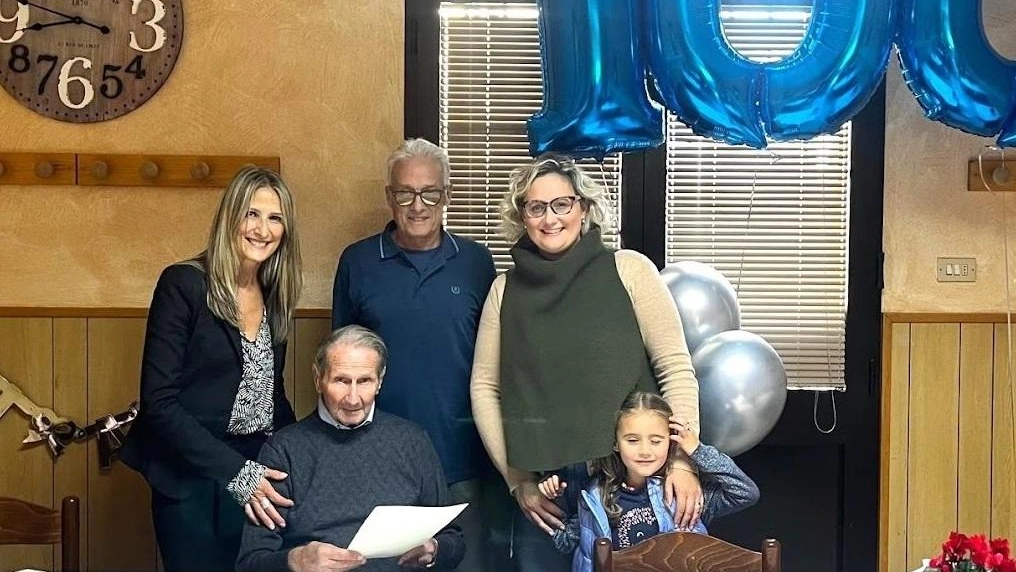 Ugo Giagnoni, 100 anni, durante la festa la circolo di Sant’Ippolito, con i figli Claudia e Claudio, la nipote e la sindaca di Vernio Maria Lucarini Ugo Giagnoni, 100 anni, durante la festa la circolo di Sant’Ippolito, con i figli Claudia e Claudio, la nipote e la sindaca di Vernio Maria Lucarini