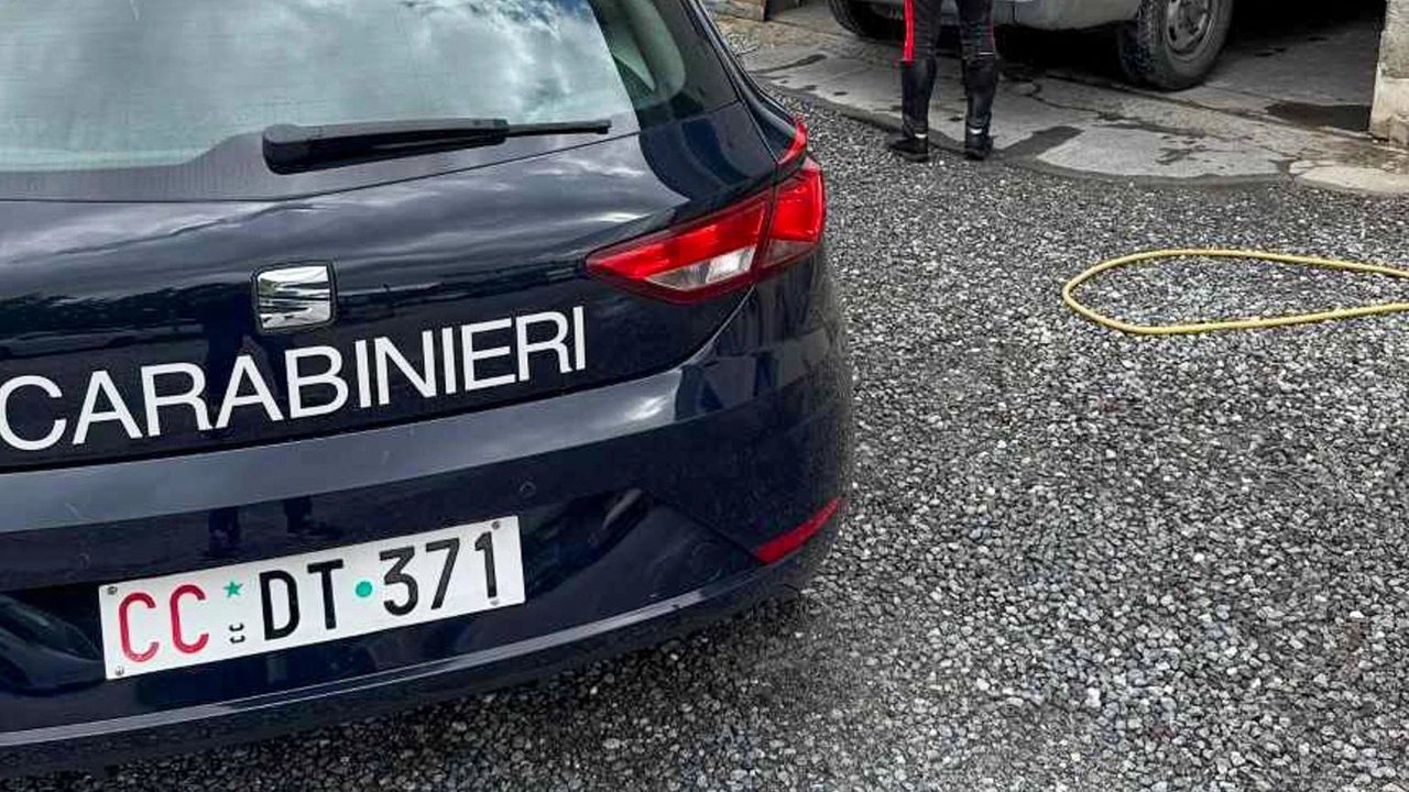 Due sono fuggiti a piedi, un terzo è scappato prima con un furgone e poi a corsa Due sono fuggiti a piedi, un terzo è scappato prima con un furgone e poi a corsa